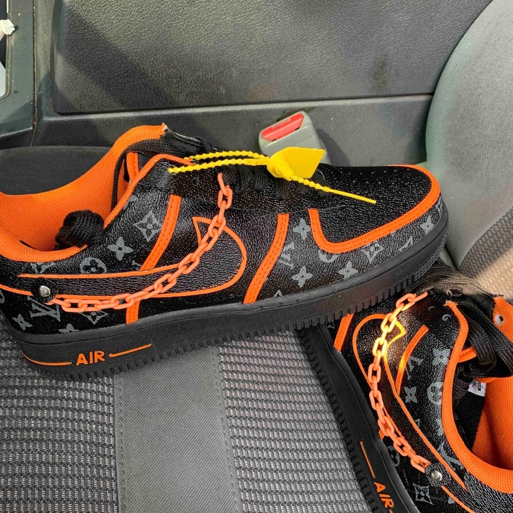 Air Force 1 - Picture 1 of 6